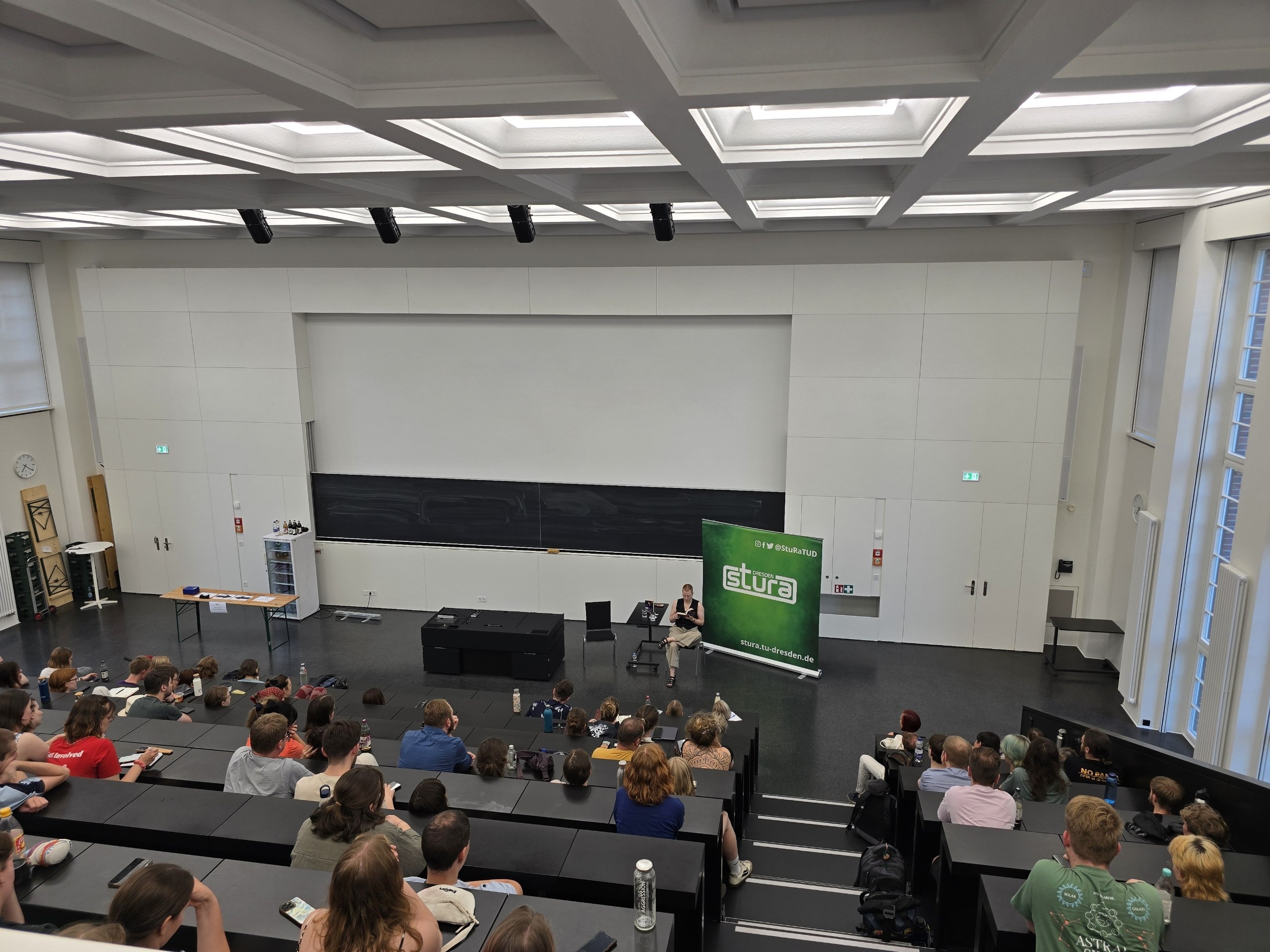 Ein Bild von einer Lesung im Hörsaal im Fritz-Foerster-Bau zum Thema Machtmissbrauch und Krise im Wissenschaftssystem.