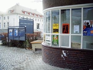 Innenansicht des Binderbaukiosk: eine runde Front mit länglichen Fenstern