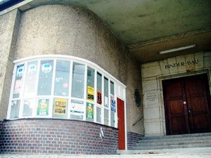 Weitere Nahansicht des binderbau kiosks eine runde Front mit länglichen Fenstern