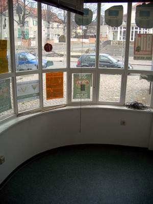 Inneansicht des Kiosk blick durch beklebte scheiben auf die Alte mensa