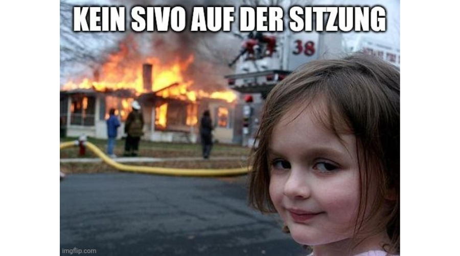 Schadenfroh schauendes Kind mit brennendem Haus im Hintergrund. Text: "Kein SiVo auf der Sitzung"