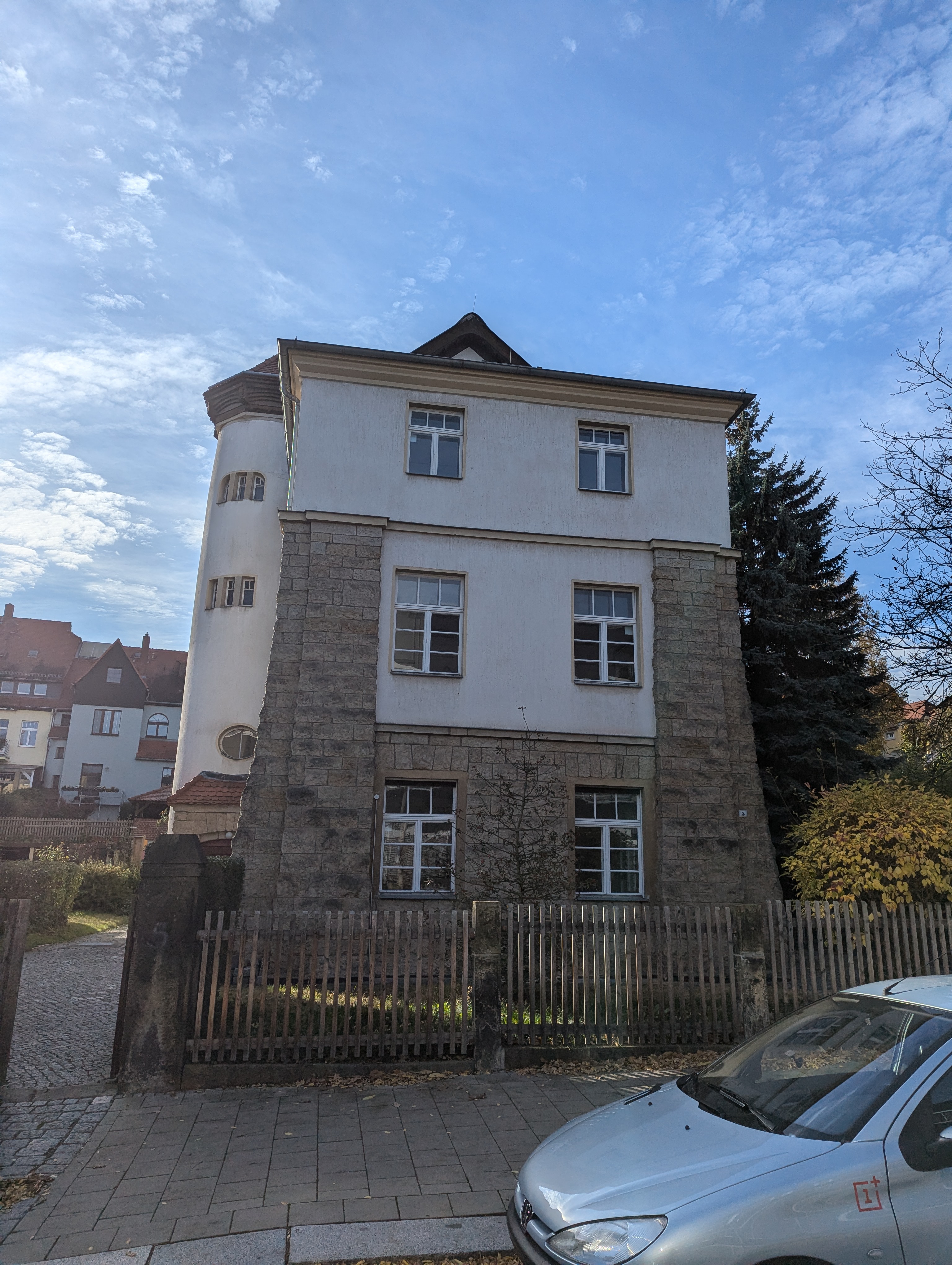 Momsenstraße 5: Older, medium-sized villa, three floors