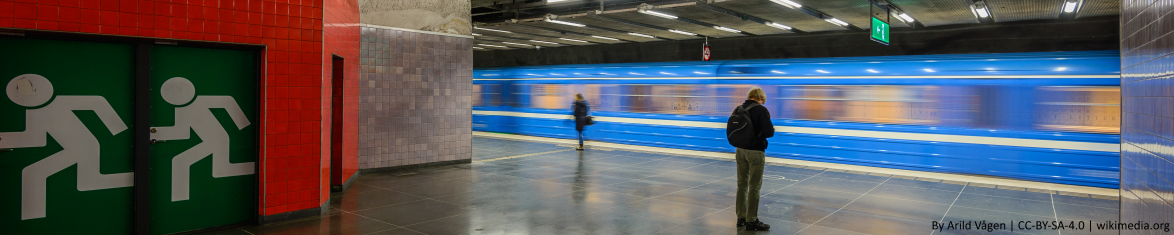 Metrostation Universitetet in Stockholm, im Hintergrund ein blauer Zug.