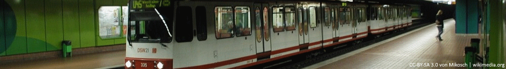 Stadtbahnstation Stadtgarten der Stadtbahn Dortmund, im Hintergrund ein rot weißer Zug.